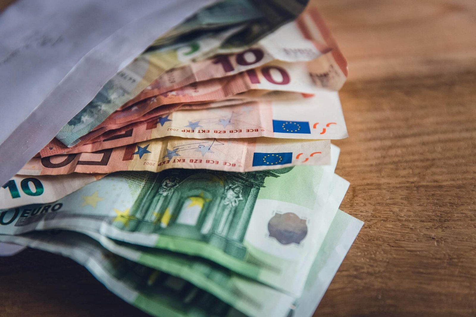Αυξάνεται το ακατάσχετο όριο τραπεζικών λογαριασμών στα 1.600 ευρώ